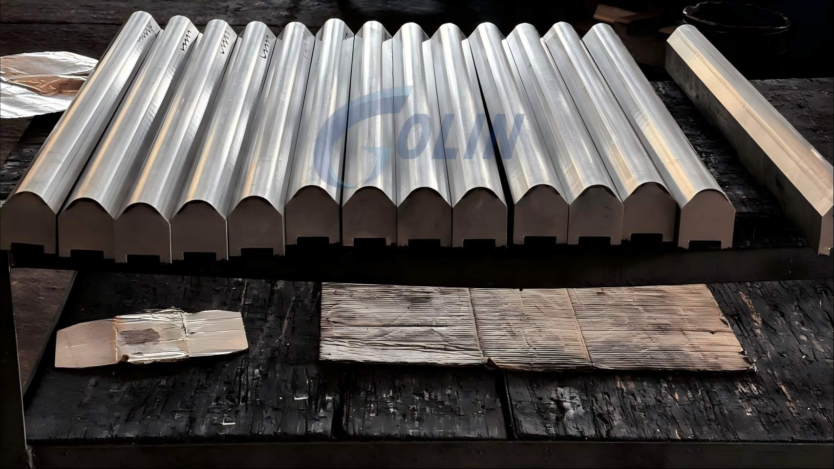 Apa material terbaik untuk perkakas mesin press brake?